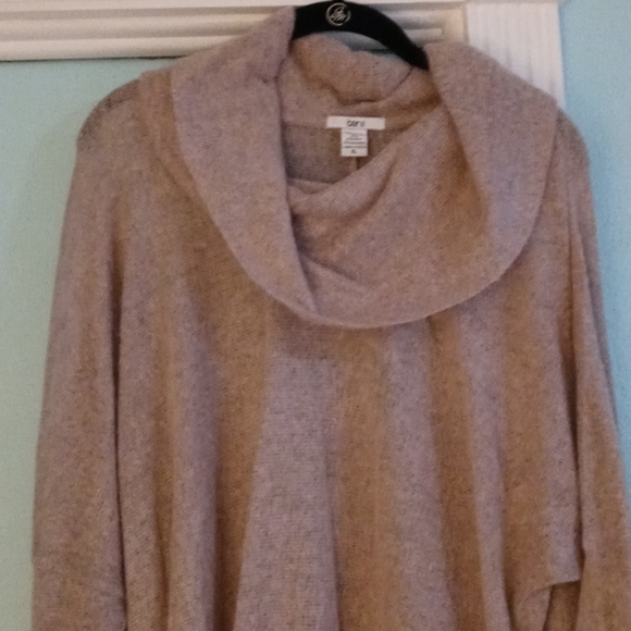 LIKE NEW NEVER WORN  SWEATER - Picture 2 of 6